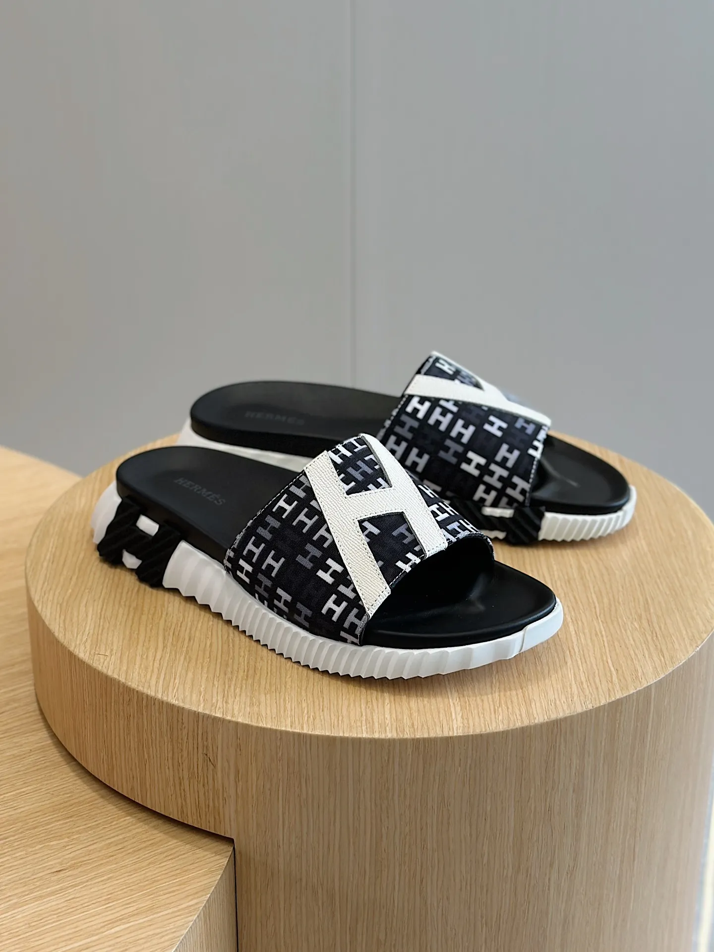 [HERMÈS] Top men's shoes 💰: 340💰 Size: 39-44 (38.45 46 custom-made) Herme*H Home Hermès Men's Sandals and Slippers - Original Replica Purchase the original version and make it one to one, the outsole is privately modeled, and the outsole color corresponding to each color is the same as the original version. Come to those who know the stuff 💪 The ultra-light soles are designed in contrasting colors, and they feel so comfortable on your feet! Calfskin, cowhide feet, private mold outsole.